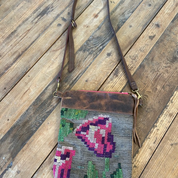 Rebyc vintage floral kilim panel crossbody with weathered full grain leather - Picture 2 of 6